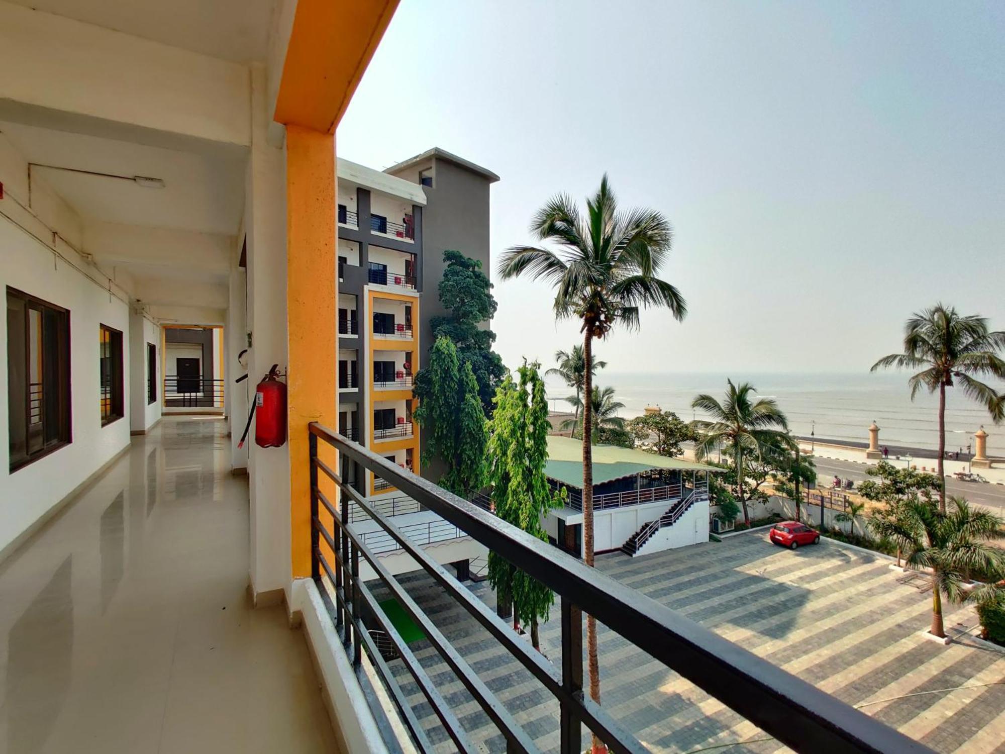 Golden Chariot Hotel Daman Luaran gambar
