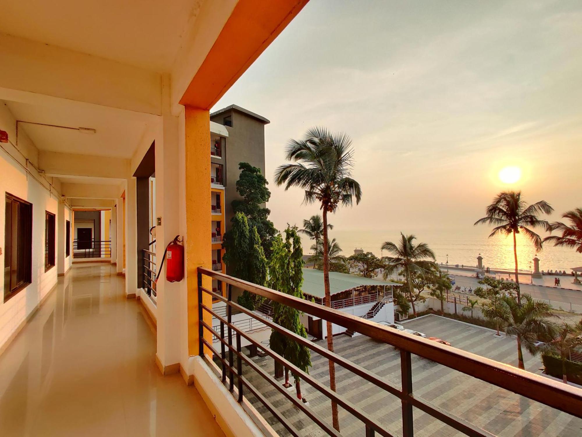Golden Chariot Hotel Daman Luaran gambar